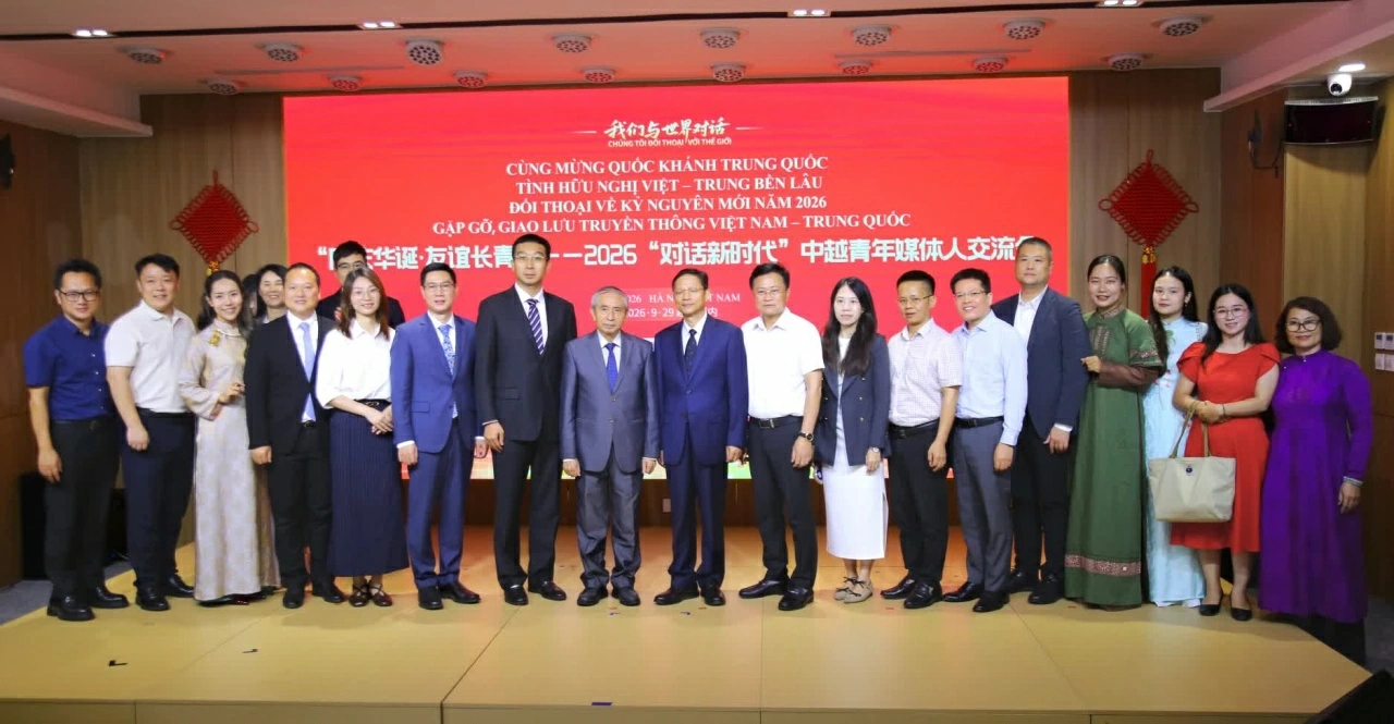 Tô thắm tình hữu nghị Việt-Trung