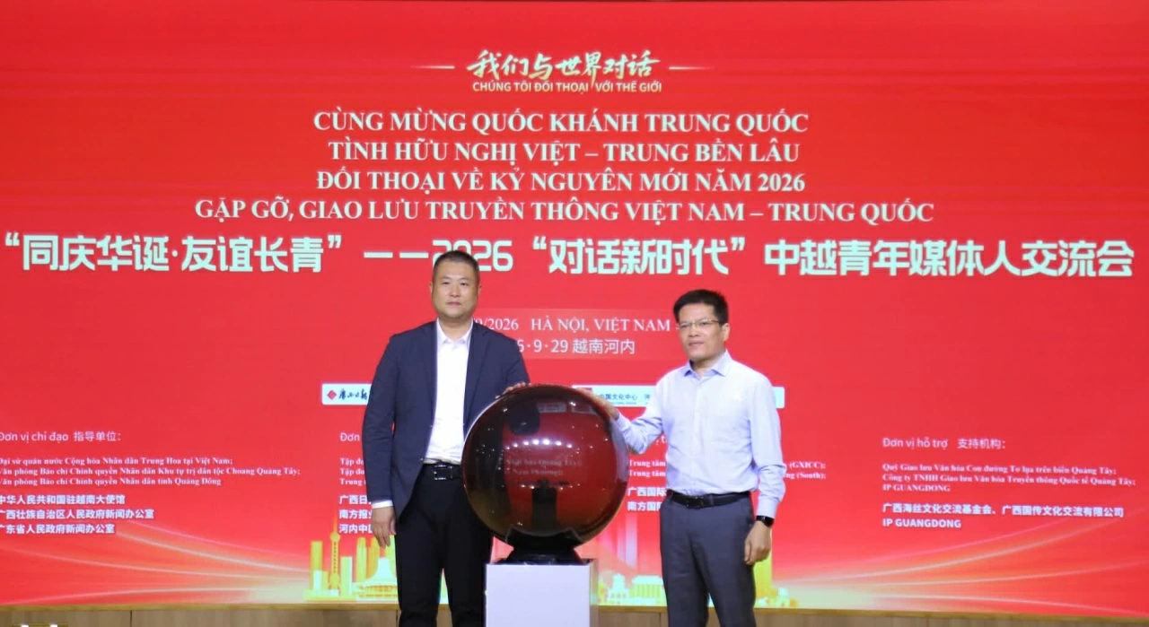 Tô thắm tình hữu nghị Việt-Trung