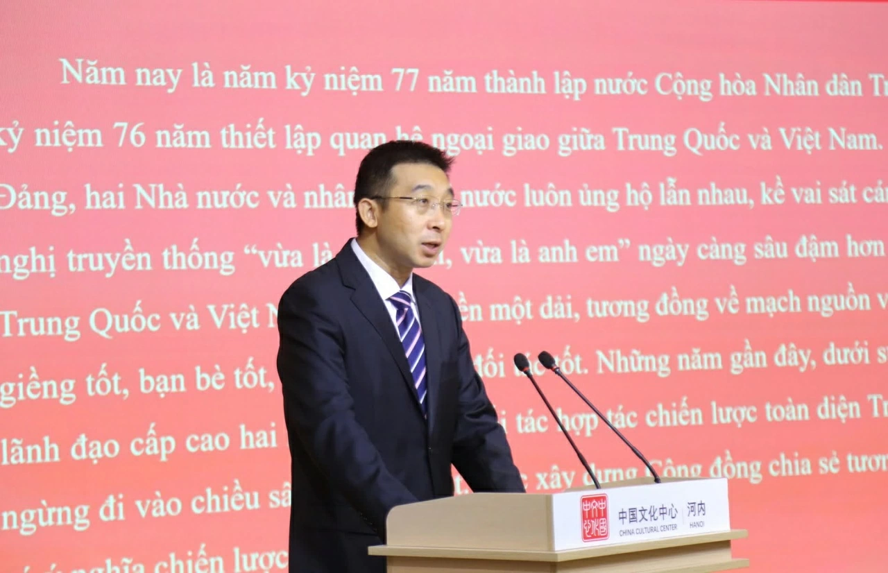 Tô thắm tình hữu nghị Việt-Trung