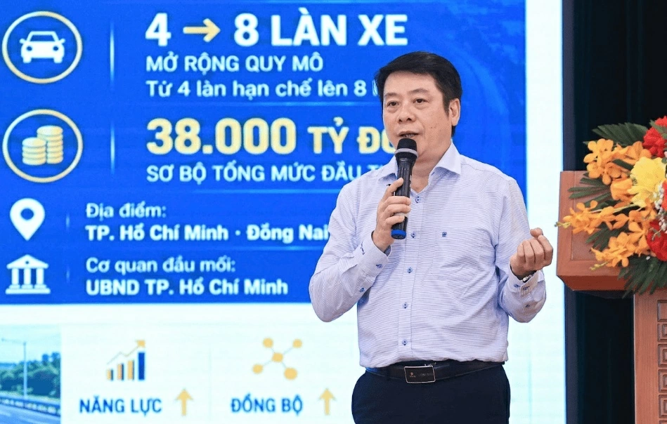 Các đại biểu trao đổi, thảo luận về định hướng phát triển và giải pháp huy động nguồn lực đầu tư đường bộ cao tốc.