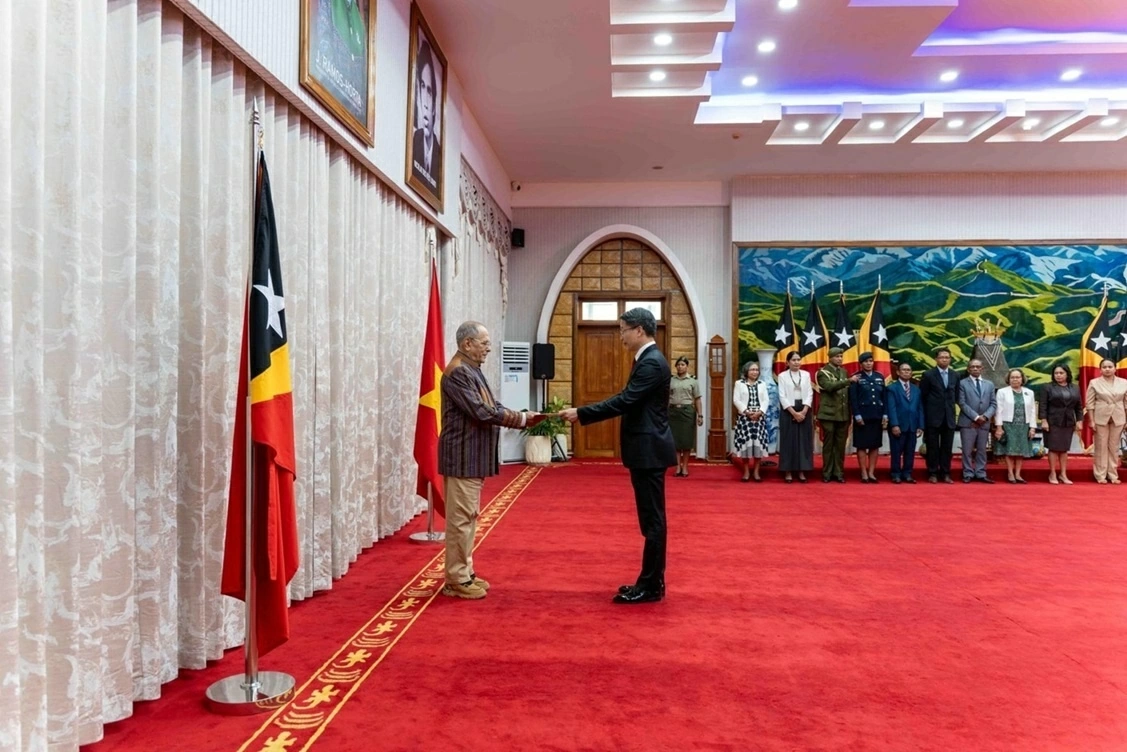 Đại sứ Phạm Bình Đàm trình Quốc thư lên Tổng thống Timor-Leste José Ramos-Horta Đại sứ Phạm Bình Đàm trình Quốc thư lên Tổng thống Timor-Leste José Ramos-Horta