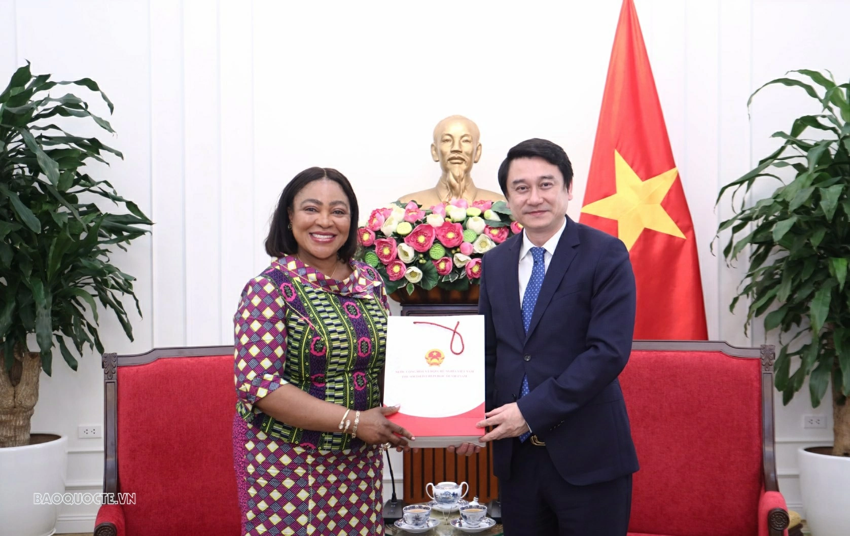 Thứ trưởng Ngoại giao Lê Anh Tuấn tặng món quà Chúc mừng Đại sứ Florence Buerki Akonor hoàn thành xuất sắc nhiệm vụ trong nhiệm kỳ của mình. (Ảnh: Thành Long) Thứ trưởng Ngoại giao Lê Anh Tuấn tặng món quà Chúc mừng Đại sứ Florence Buerki Akonor hoàn thành xuất sắc nhiệm vụ trong nhiệm kỳ của mình. (Ảnh: Thành Long)