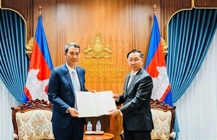 Tổng Lãnh sự Việt Nam tại Sihanoukville Nguyễn Trung Hiếu đã trình Thư ủy nhiệm Lãnh sự lên Bộ trưởng Bộ Ngoại giao và Hợp tác quốc tế Campuchia.