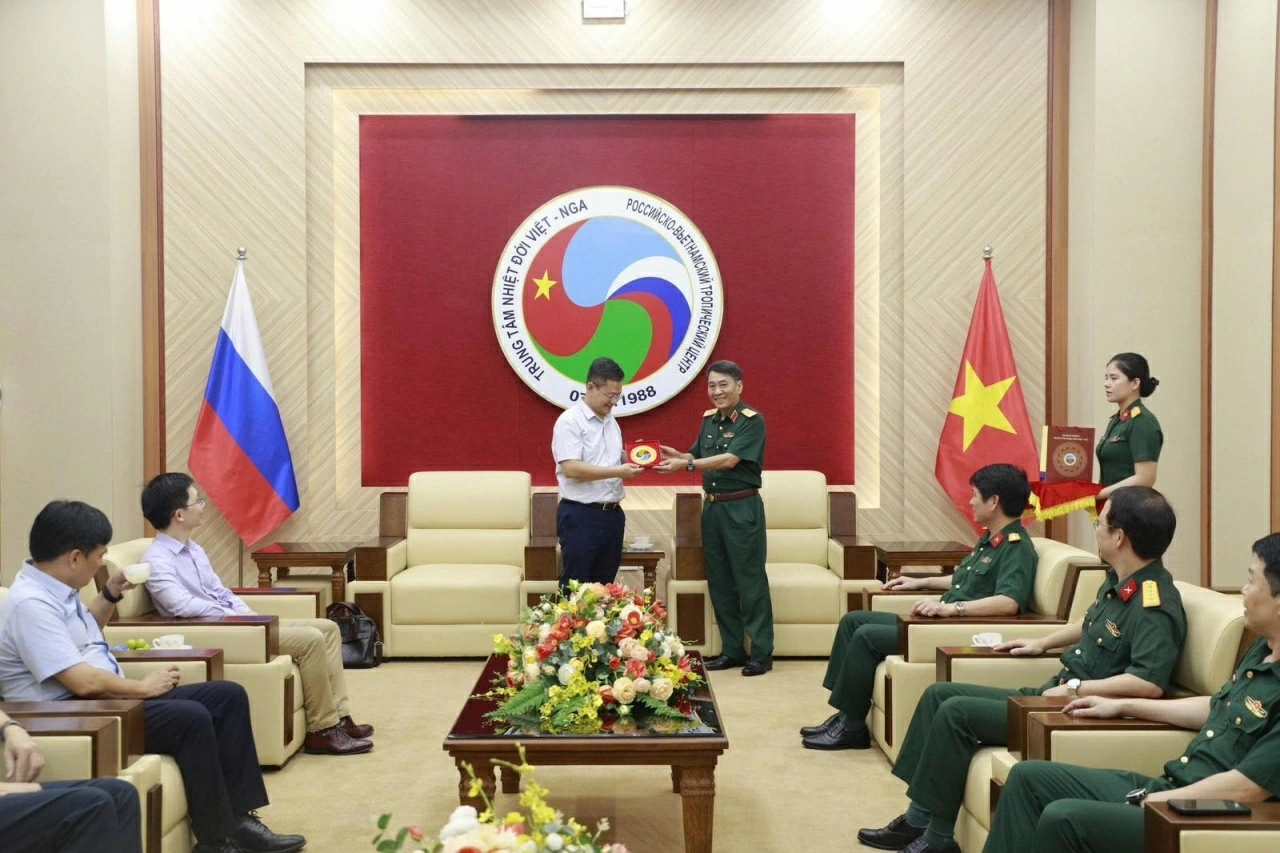 Chi bộ Vụ châu Âu tổ chức sinh hoạt chuyên đề tại Trung tâm Nhiệt đới Việt - Nga