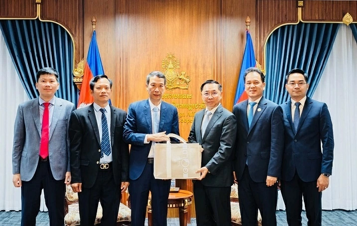 Tổng Lãnh sự Việt Nam tại Sihanoukville Nguyễn Trung Hiếu đã trình Thư ủy nhiệm Lãnh sự lên Bộ trưởng Bộ Ngoại giao và Hợp tác quốc tế Campuchia.