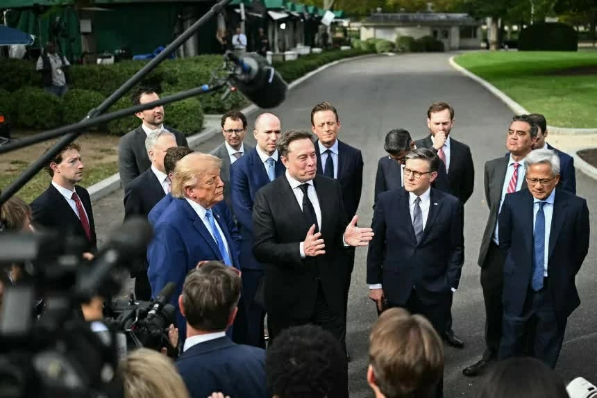 Tổng thống Trump ra lệnh chính phủ Mỹ đổi cách gọi AI thành siêu trí tuệ, tiết lộ kế hoạch giám sát