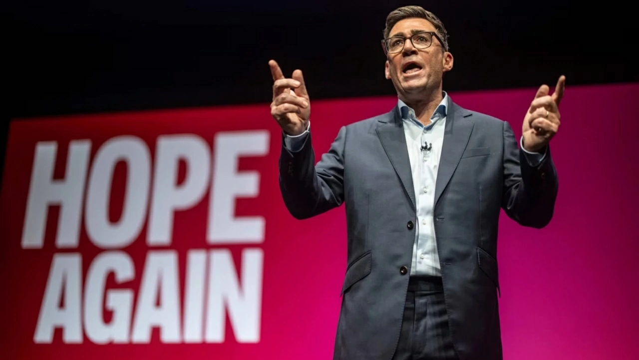 Thủ tướng Anh Andy Burnham phát biểu tại Hội nghị thường niên Công đảng ở Liverpool. (Nguồn: Financial Times)