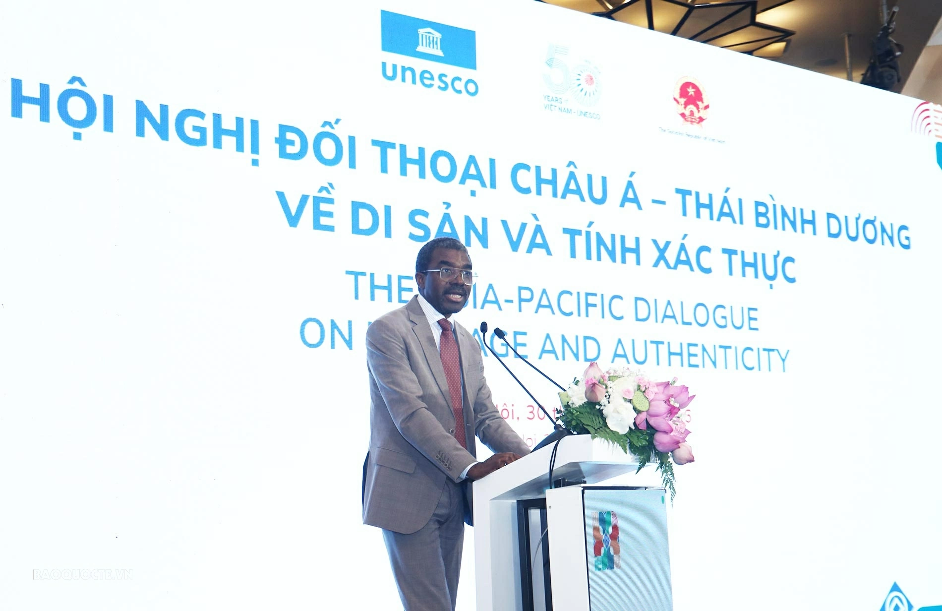 Giám đốc Trung tâm Di sản Thế giới UNESCO đánh giá việc thông qua Văn kiện Hà Nội là cột mốc quan trọng đối với cam kết chung của cộng đồng quốc tế trong việc thực thi Công ước Di sản Thế giới.