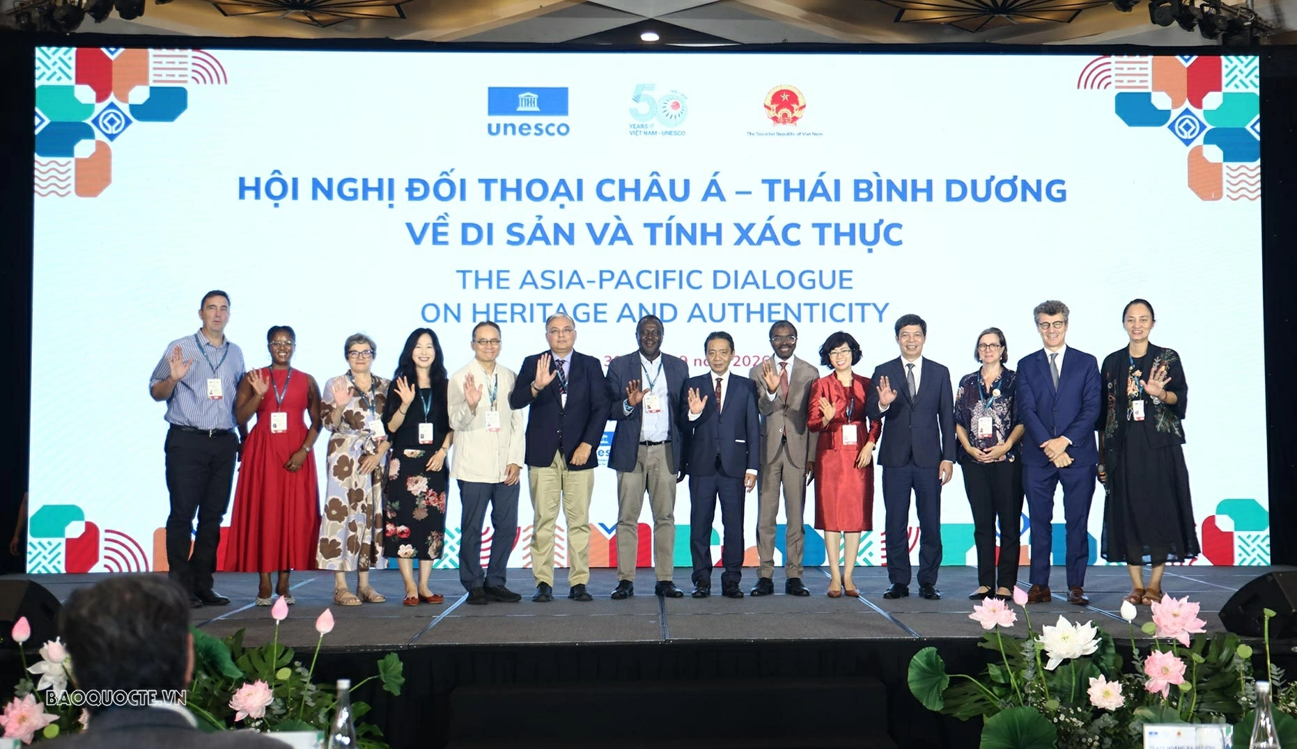 Các đại biểu chụp ảnh lưu niệm. (Ảnh: Thành Long)