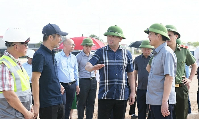 Bí thư Thành ủy Nguyễn Hồng Thái và Chủ tịch UBND thành phố Phạm Hoàng Sơn trao đổi các nội dung xây dựng hạ tầng khu tái định cư Gia Bình với nhà đầu tư và đơn vị thi công. (Nguồn: BaobacninhTV)
