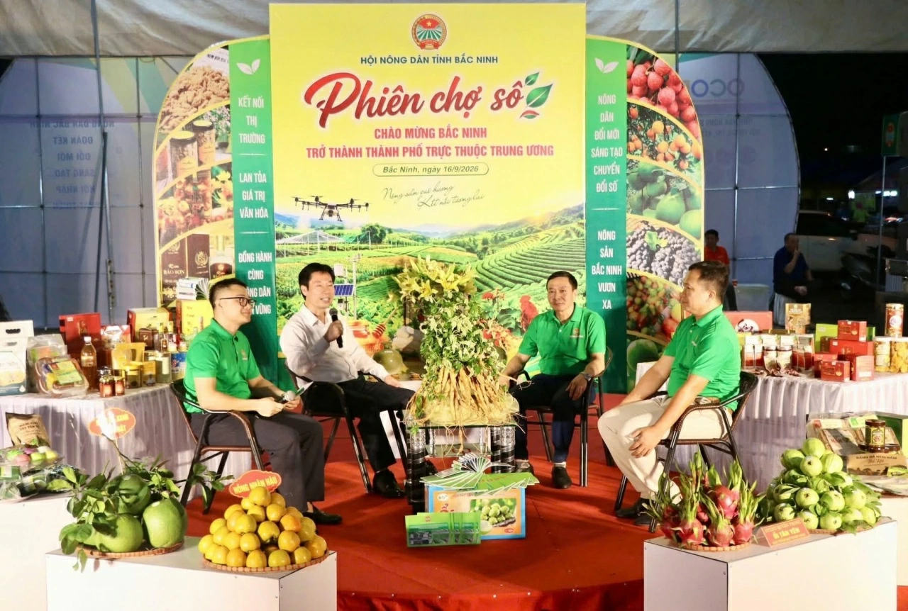 Phó Chủ tịch Trung ương Hội Nông dân Việt Nam Nguyễn Xuân Định trực tiếp tham gia livestream giới thiệu, bán hơn 300 sản phẩm nông sản, OCOP và đặc sản của Bắc Ninh. (Nguồn: 