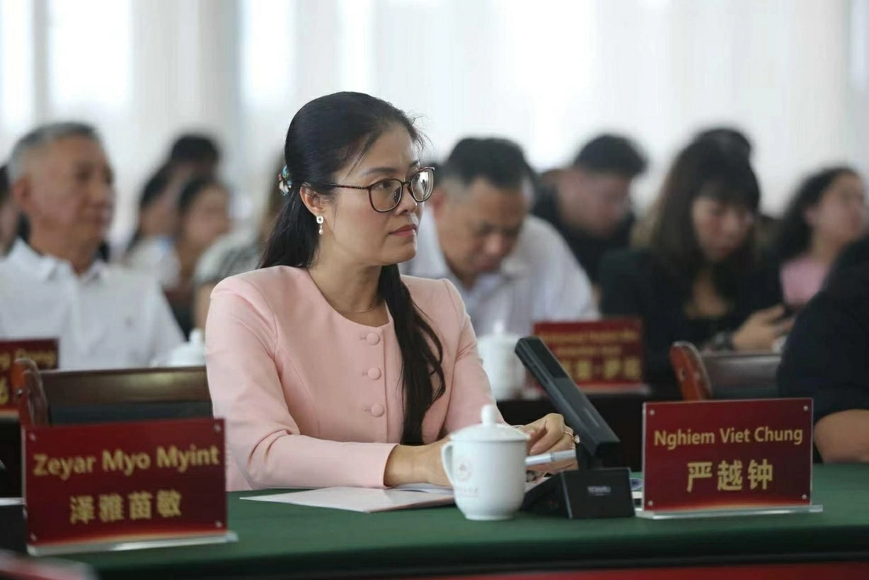 Tổng Lãnh sự quán Việt Nam tại Côn Minh (Trung Quốc) tham dự Tọa đàm Khoa học - Công nghệ thắp sáng tuổi trẻ, chung tay kiến tạo tương lai tươi đẹp