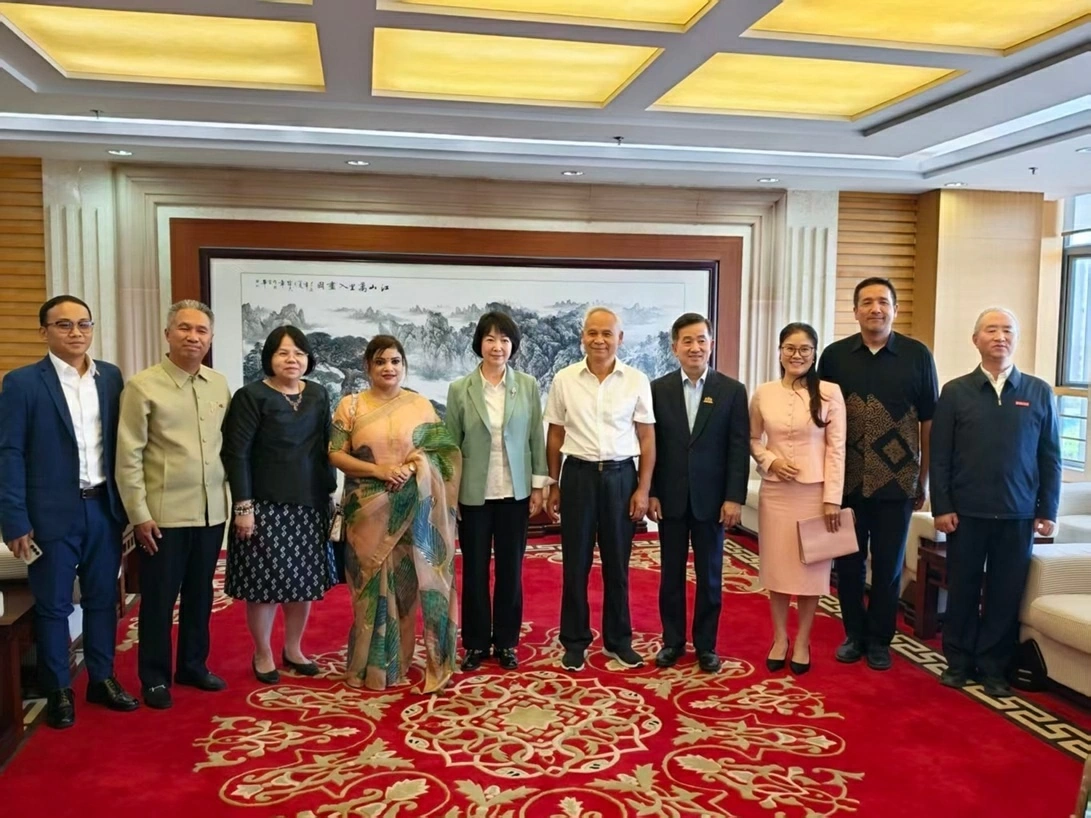 Tổng Lãnh sự quán Việt Nam tại Côn Minh (Trung Quốc) tham dự Tọa đàm Khoa học - Công nghệ thắp sáng tuổi trẻ, chung tay kiến tạo tương lai tươi đẹp