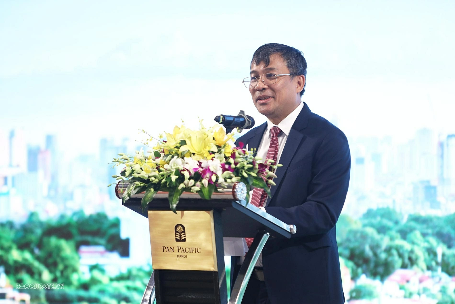 Ủy vi&ecirc;n Trung ương Đảng, Thứ trưởng Thường trực Bộ Ngoại giao Nguyễn Minh Vũ, Trưởng Ban Thư k&yacute; Quốc gia APEC 2027 ph&aacute;t biểu khai mạc Hội thảo. (Ảnh: Th&agrave;nh Long)