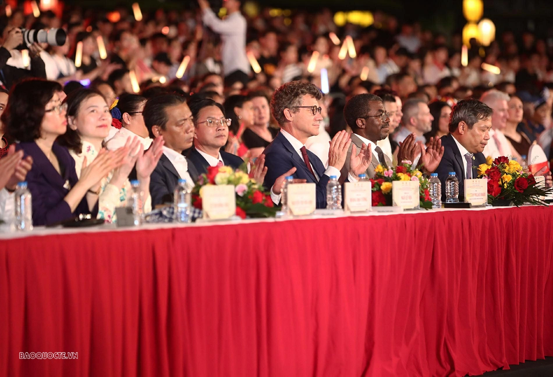 Các đại biểu tham dự buổi lễ. (Ảnh: Thành Long)