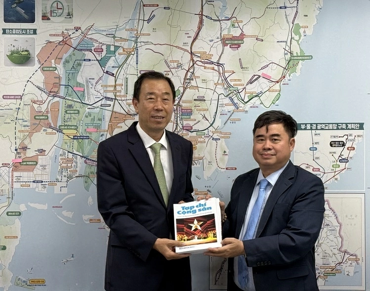 Tổng Lãnh sự quán Việt Nam tại Busan cùng đoàn Phó Tổng Biên tập Tạp chí Cộng sản làm việc với Viện Nghiên cứu Busan