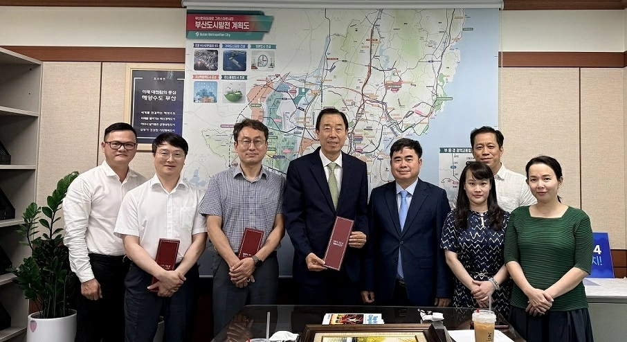 Tổng Lãnh sự quán Việt Nam tại Busan cùng đoàn Phó Tổng Biên tập Tạp chí Cộng sản làm việc với Viện Nghiên cứu Busan