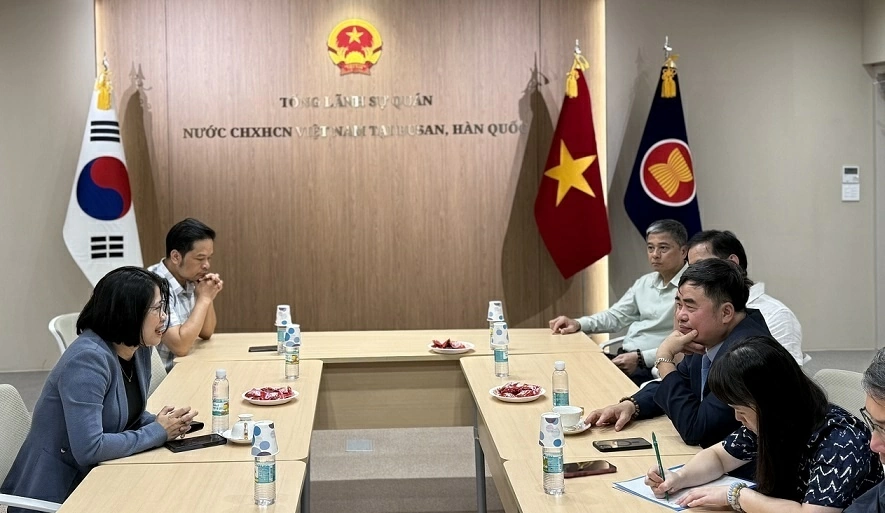 Tổng Lãnh sự quán Việt Nam tại Busan cùng đoàn Phó Tổng Biên tập Tạp chí Cộng sản làm việc với Viện Nghiên cứu Busan