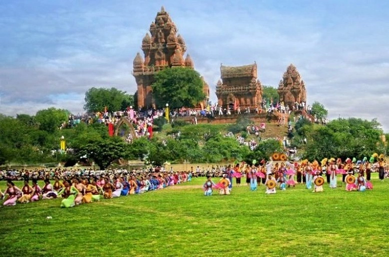 Đến Ninh Phước, Khánh Hoà, thưởng thức văn hóa Chăm, trải nghiệm nghề gốm, dệt thổ cẩm