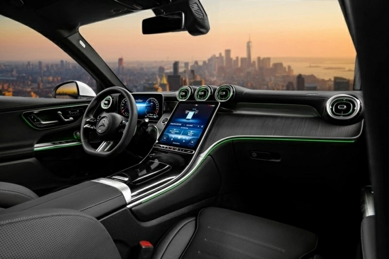 Không gian cabin GLC 350e tiếp tục duy trì phong cách thể thao với vô-lăng 3 chấu bọc da Nappa và hai ghế trước thiết kế thể thao. 