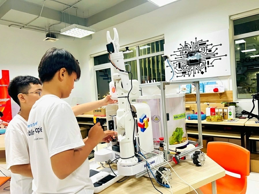 Công bố 17 đội thi xuất sắc nhất bước vào vòng Chung kết Samsung Solve for Tomorrow 2026 Công bố 17 đội thi xuất sắc nhất bước vào vòng Chung kết Samsung Solve for Tomorrow 2026