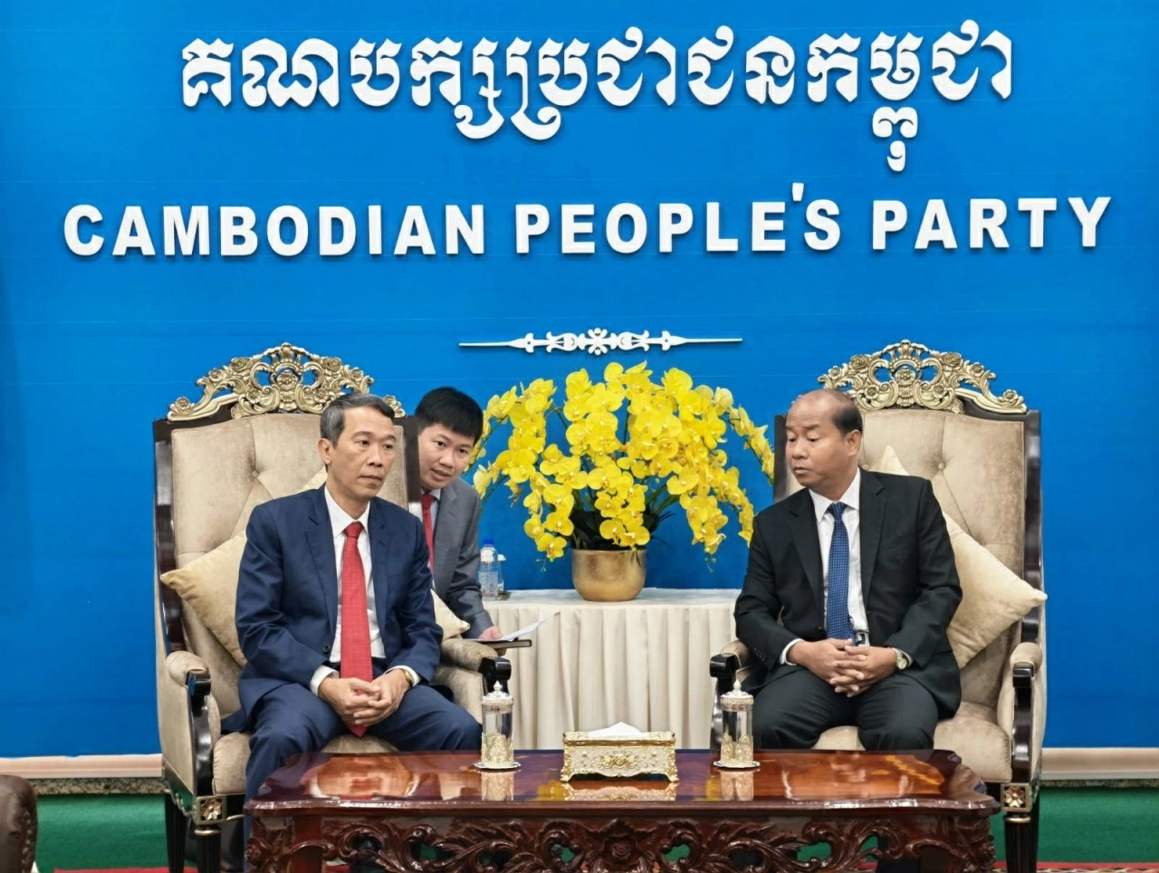 Tổng Lãnh sự Nguyễn Trung Hiếu thăm và làm việc tại Ban Đối ngoại Trung ương Đảng Nhân dân Campuchia (CPP)