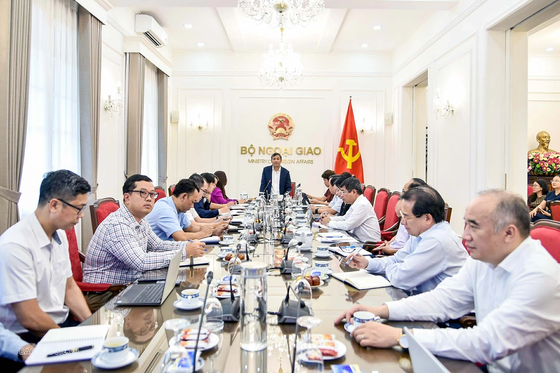 Trưởng Cơ quan đại diện phải chuyển mạnh từ triển khai hoạt động sang kiến tạo giá trị Thứ trưởng Nguyễn Minh Vũ: Trưởng Cơ quan đại diện phải chuyển mạnh từ triển khai hoạt động sang kiến tạo giá trị