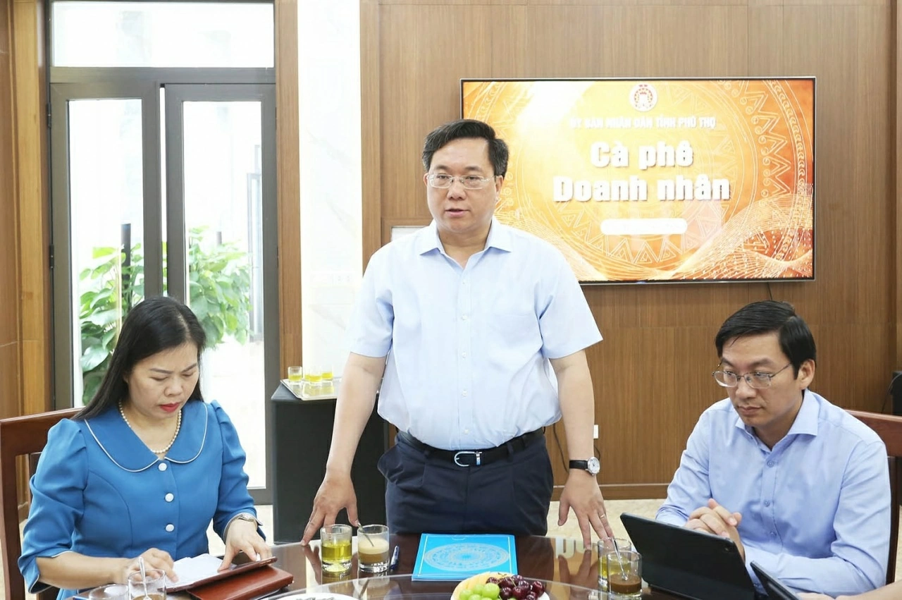 Chủ tịch UBND tỉnh Phú Thọ Trần Duy Đông chỉ đạo tháo gỡ vướng mắc cho doanh nghiệp tại chương trình. (Ảnh: Thanh Hòa)