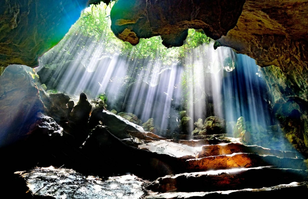 Hang động kỳ thú ở Ninh Bình, du khách đi thuyền giữa dải ngân hà