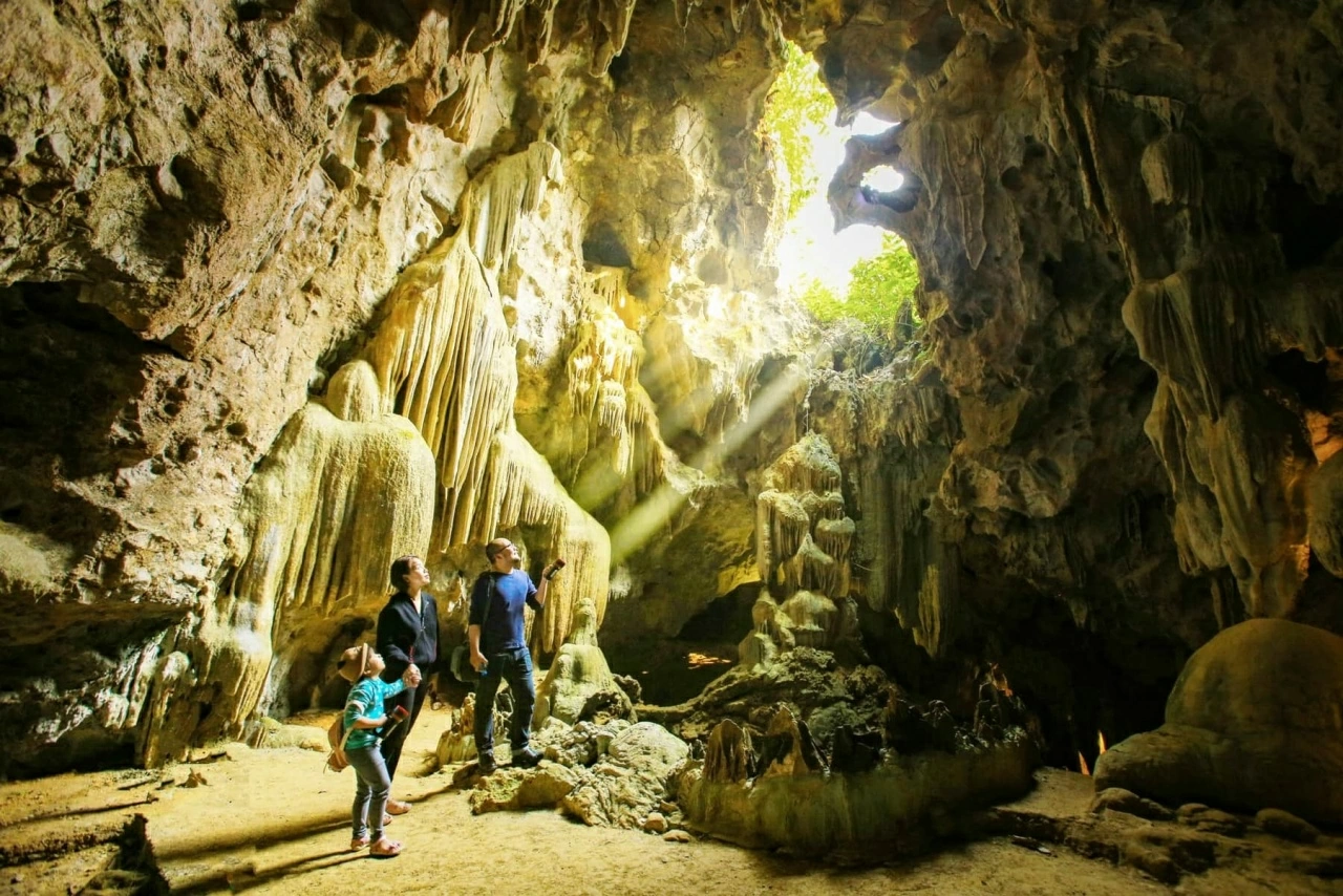 Hang động kỳ thú ở Ninh Bình, du khách đi thuyền giữa dải ngân hà