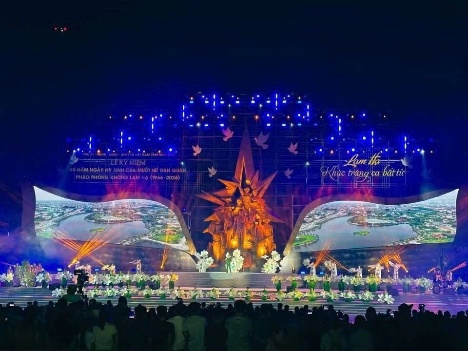 Đặc sắc chương trình nghệ thuật đặc biệt Kỷ niệm 60 năm Ngày hy sinh của Mười nữ dân quân pháo phòng không Lam Hạ Đặc sắc chương trình nghệ thuật đặc biệt Kỷ niệm 60 năm Ngày hy sinh của Mười nữ dân quân pháo phòng không Lam Hạ