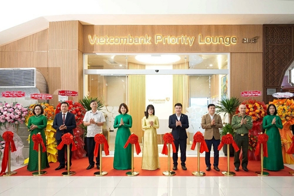 Đại diện lãnh đạo Vietcombank, CIAS và các cơ quan, đơn vị tại Cảng hàng không quốc tế Cam Ranh thực hiện nghi thức cắt băng khai trương Vietcombank Priority Lounge Cam Ranh.