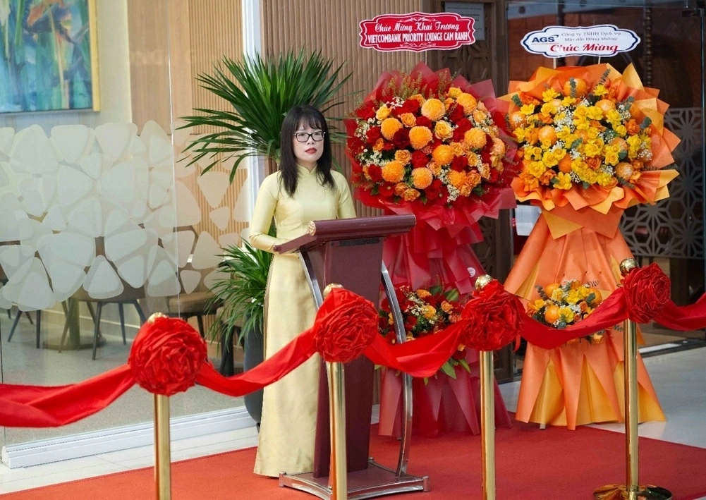 Bà Đoàn Hồng Nhung - Thành viên Ban điều hành, Giám đốc Khối Bán lẻ Vietcombank phát biểu tại lễ khai trương.
