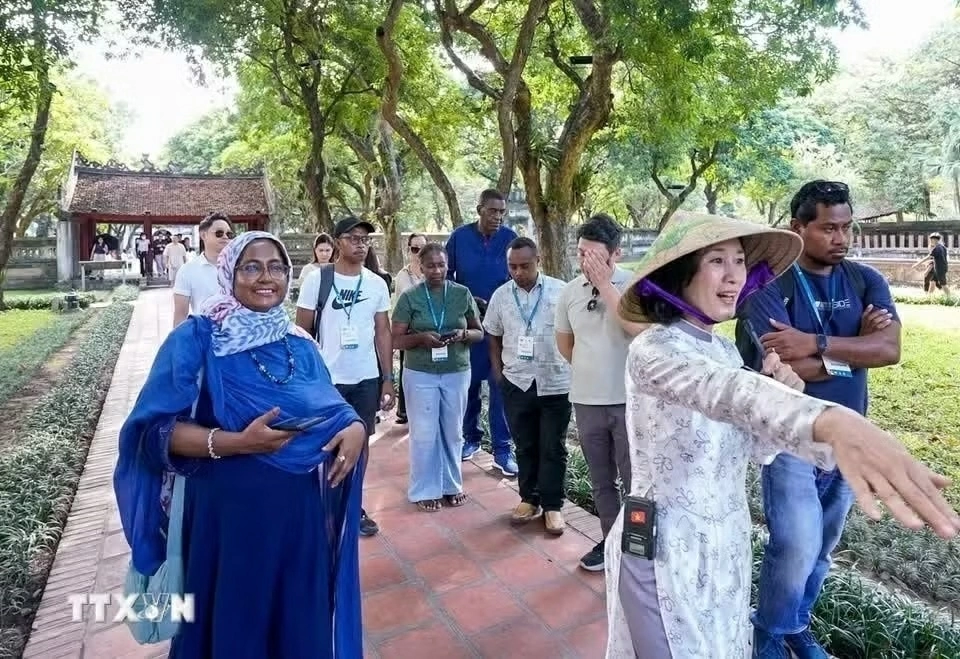 Du khách quốc tế tham quan Văn Miếu-Quốc Tử Giám.