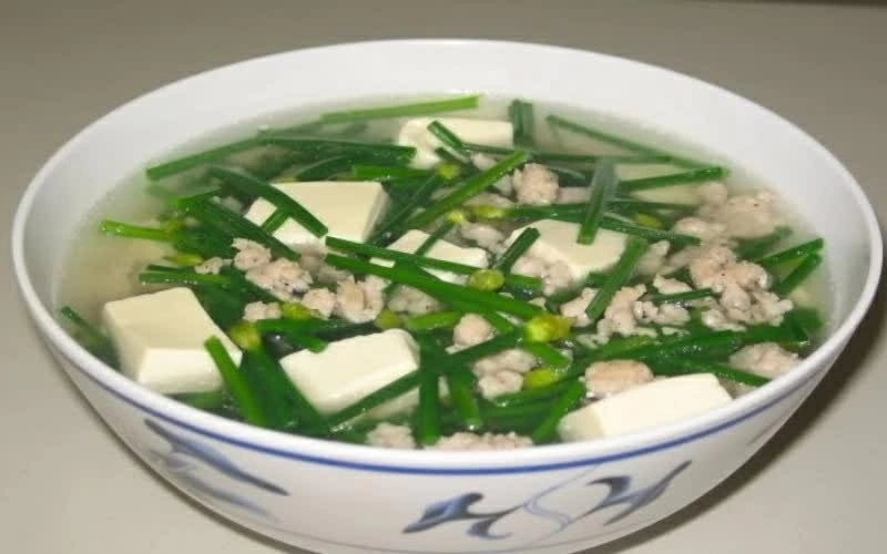 Lá hẹ là loại rau gia vị quen thuộc, có thể kết hợp với nhiều món ăn trong bữa cơm hằng ngày. (Nguồn: SASAKI)
