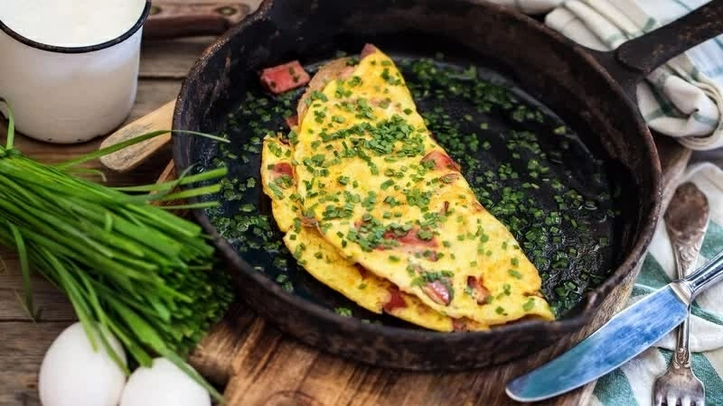 Trứng chiên lá hẹ là món ăn đơn giản, dễ chế biến và phù hợp với bữa cơm gia đình. (Nguồn: VOV)