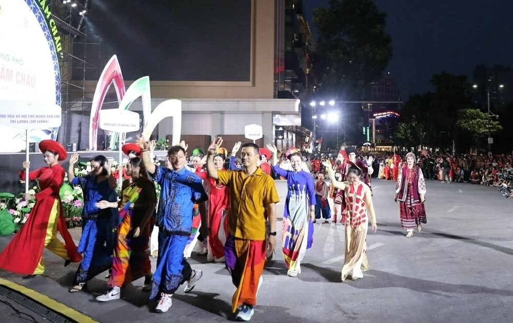 Sắc màu năm châu rực rỡ giữa không gian Hà Nội