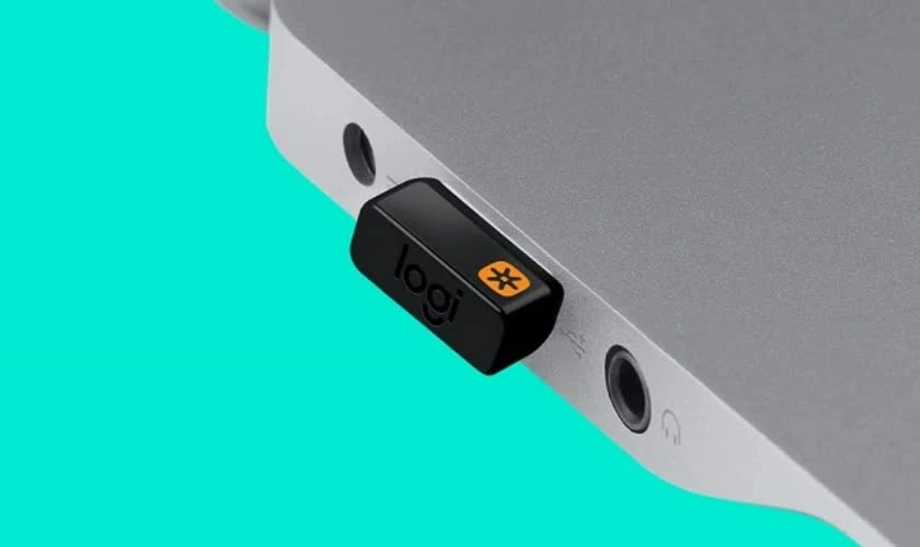 Đầu tiên, cắm USB Receiver của chuột vào một cổng USB trên laptop.