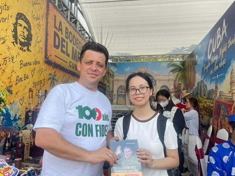 Ấn tượng của bạn bè quốc tế về Lễ hội Văn hóa thế giới tại Hà Nội lần thứ hai Bạn bè quốc tế ấn tượng với Lễ hội Văn hóa thế giới tại Hà Nội lần thứ hai
