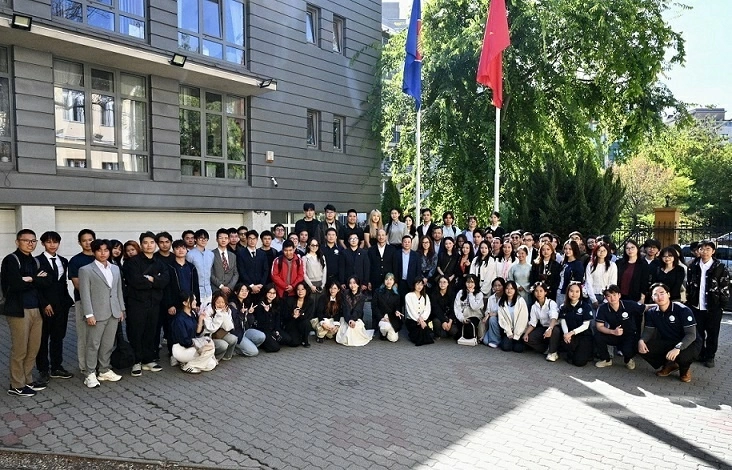 Đại sứ quán Việt Nam tại Hungary đồng hành cùng thế hệ sinh viên mới