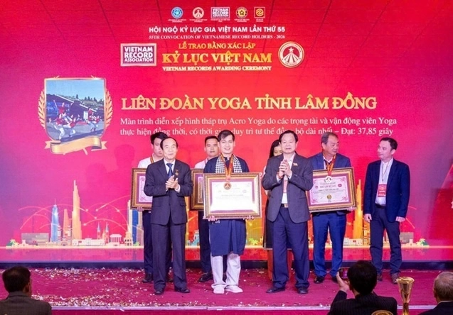 Màn đồng diễn tháp trụ Acro Yoga được vinh danh kỷ lục Việt Nam