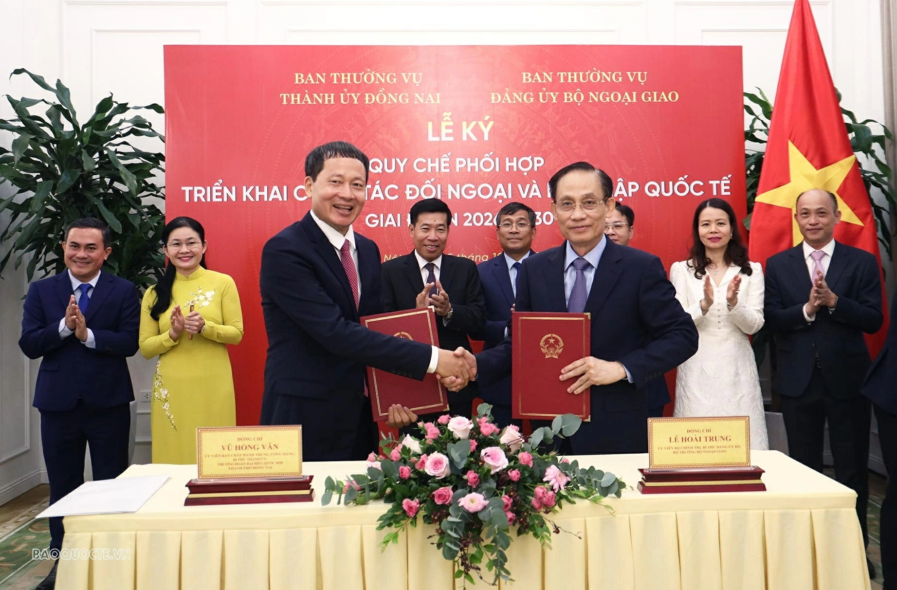 Ủy viên Bộ Chính trị, Bí thư Đảng ủy Bộ, Bộ trưởng Lê Hoài Trung và Ủy viên Trung ương Đảng, Bí thư Thành ủy Vũ Hồng Văn ký 