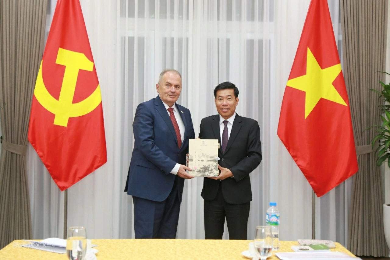 Thứ trưởng Ngoại giao Nguyễn Mạnh Cường hội đàm Chủ tịch Đảng Công nhân Hungary