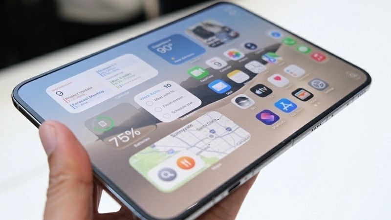 iPhone Duo tại lễ ra mắt ở trụ sở Apple Park ngày 9/9/2026.