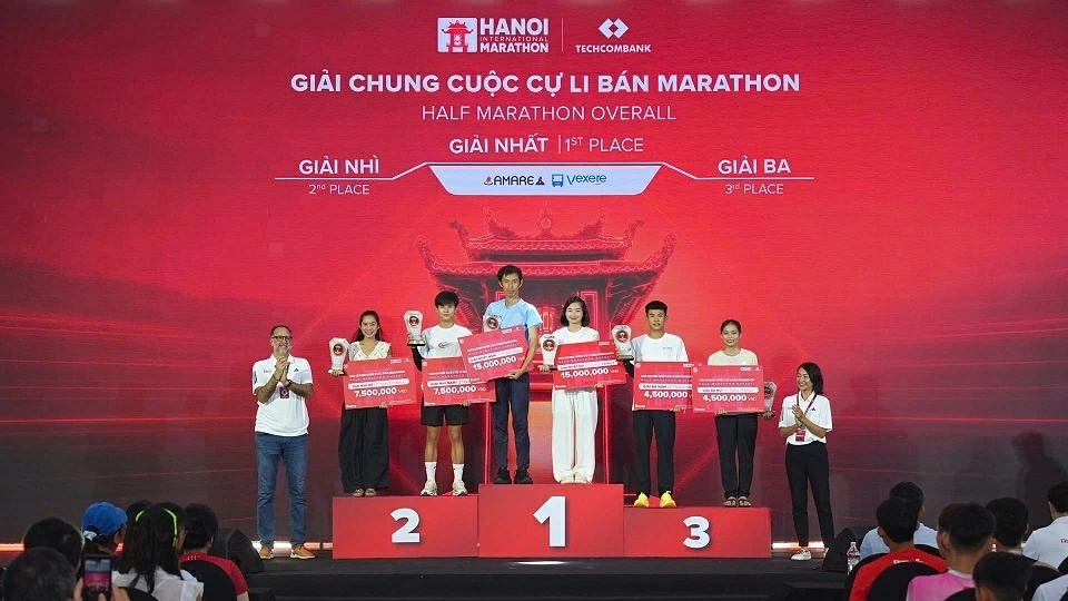 Hai đại diện Việt Nam cùng đạt hạng Nhất giải Marathon Quốc tế Hà Nội Techcombank mùa thứ 5