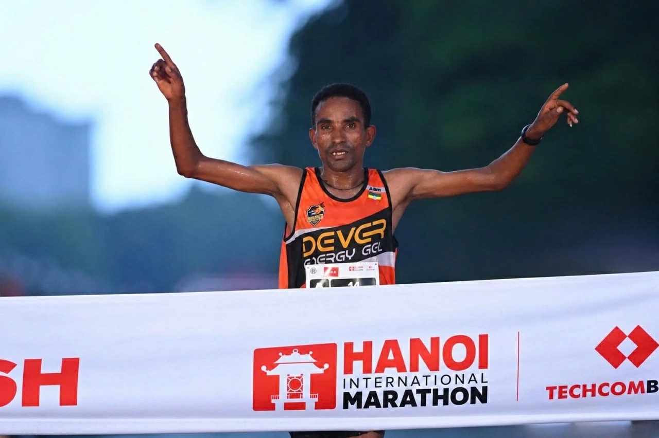 Hai đại diện Việt Nam cùng đạt hạng Nhất giải Marathon Quốc tế Hà Nội Techcombank mùa thứ 5