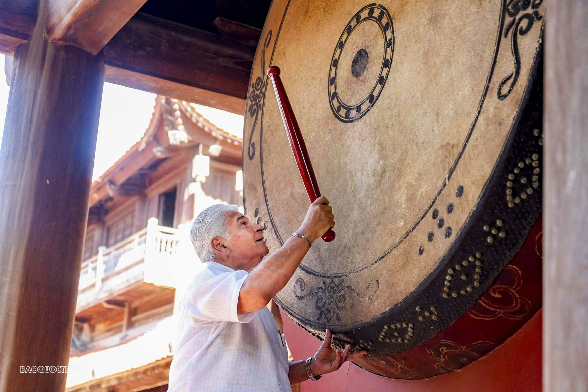 Tổng thống Panama và Phu nhân xem tranh ‘Vinh quy bái tổ’, tìm hiểu về trầm hương 80kg ở Văn Miếu - Quốc Tử Giám