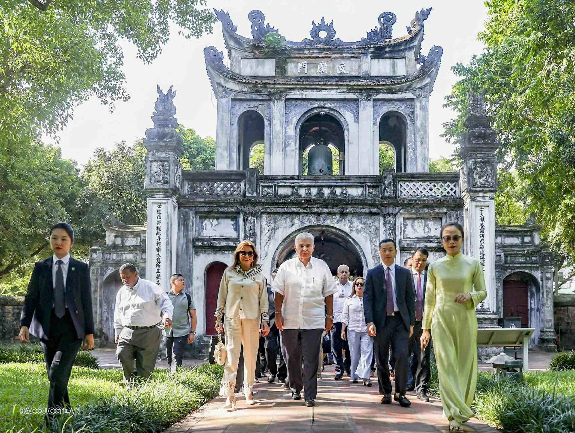 Tổng thống Panama và Phu nhân xem tranh ‘Vinh quy bái tổ’, tìm hiểu về trầm hương 80kg ở Văn Miếu - Quốc Tử Giám