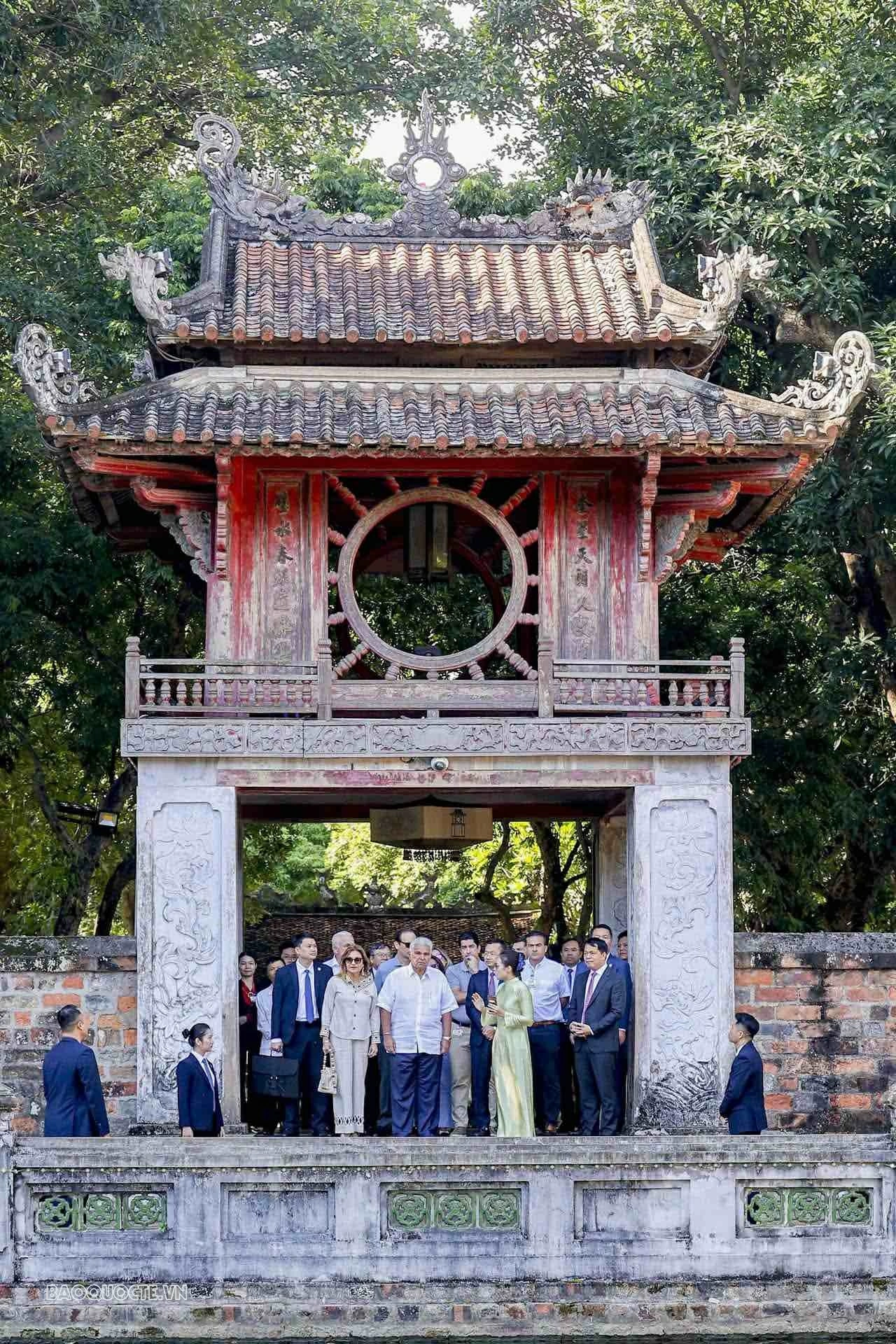 Tổng thống Panama và Phu nhân xem tranh ‘Vinh quy bái tổ’, tìm hiểu về trầm hương 80kg ở Văn Miếu - Quốc Tử Giám