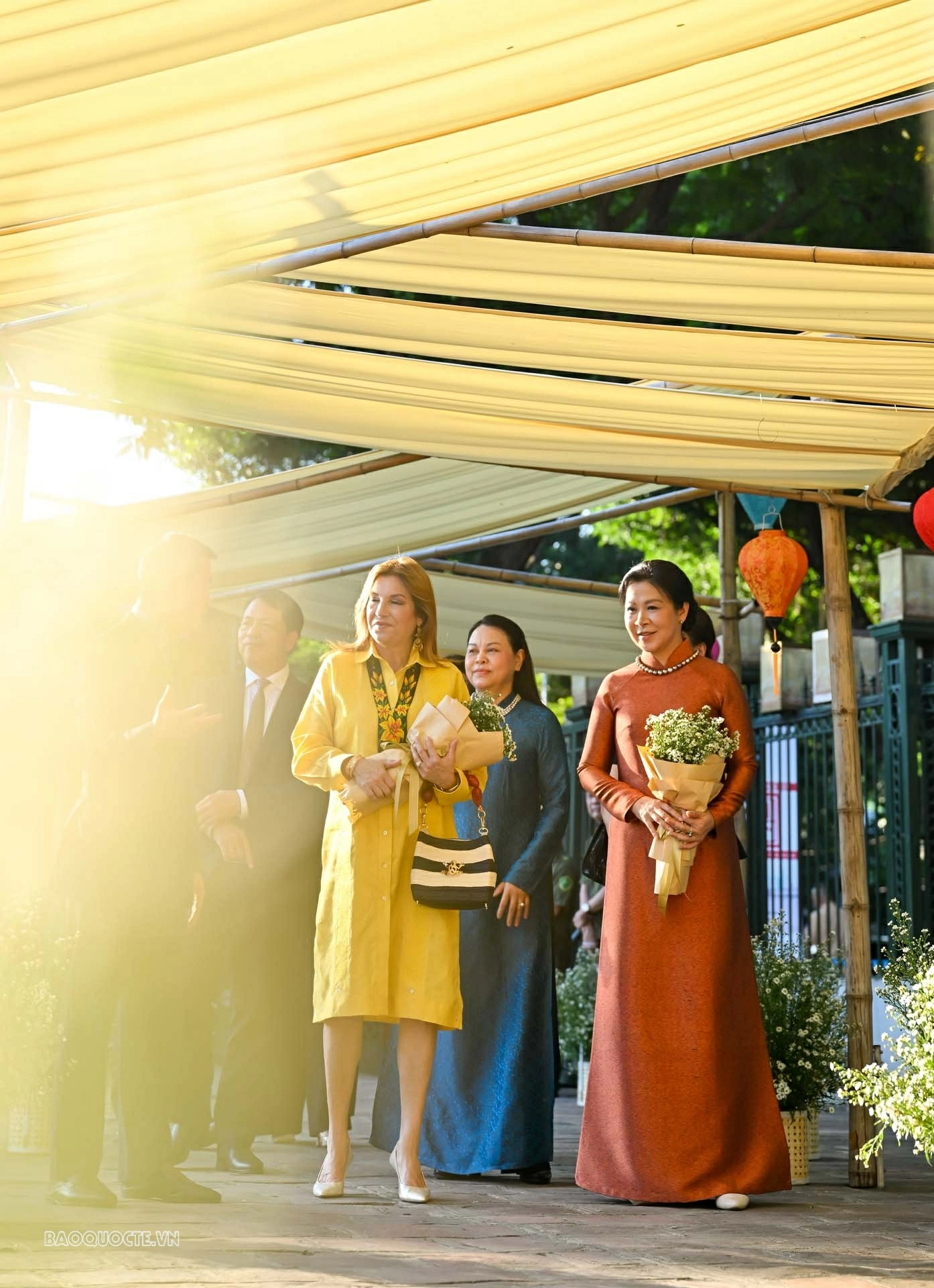 Phu nhân Lãnh đạo Việt Nam và Panama tìm hiểu cách nhuộm vải, vẽ hoa văn trên vải bằng sáp ong